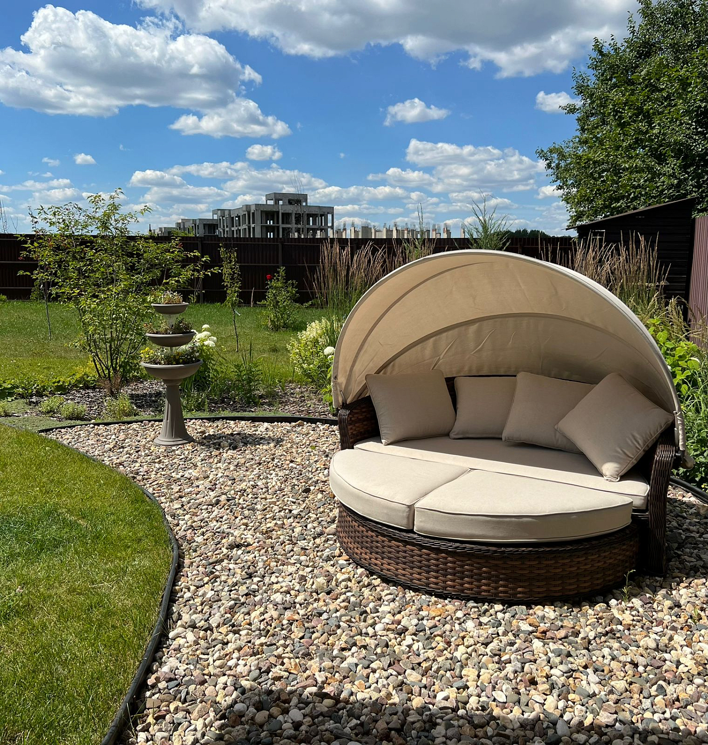 Круглый шезлонг-диван VIOLETTA в коричневом цвете